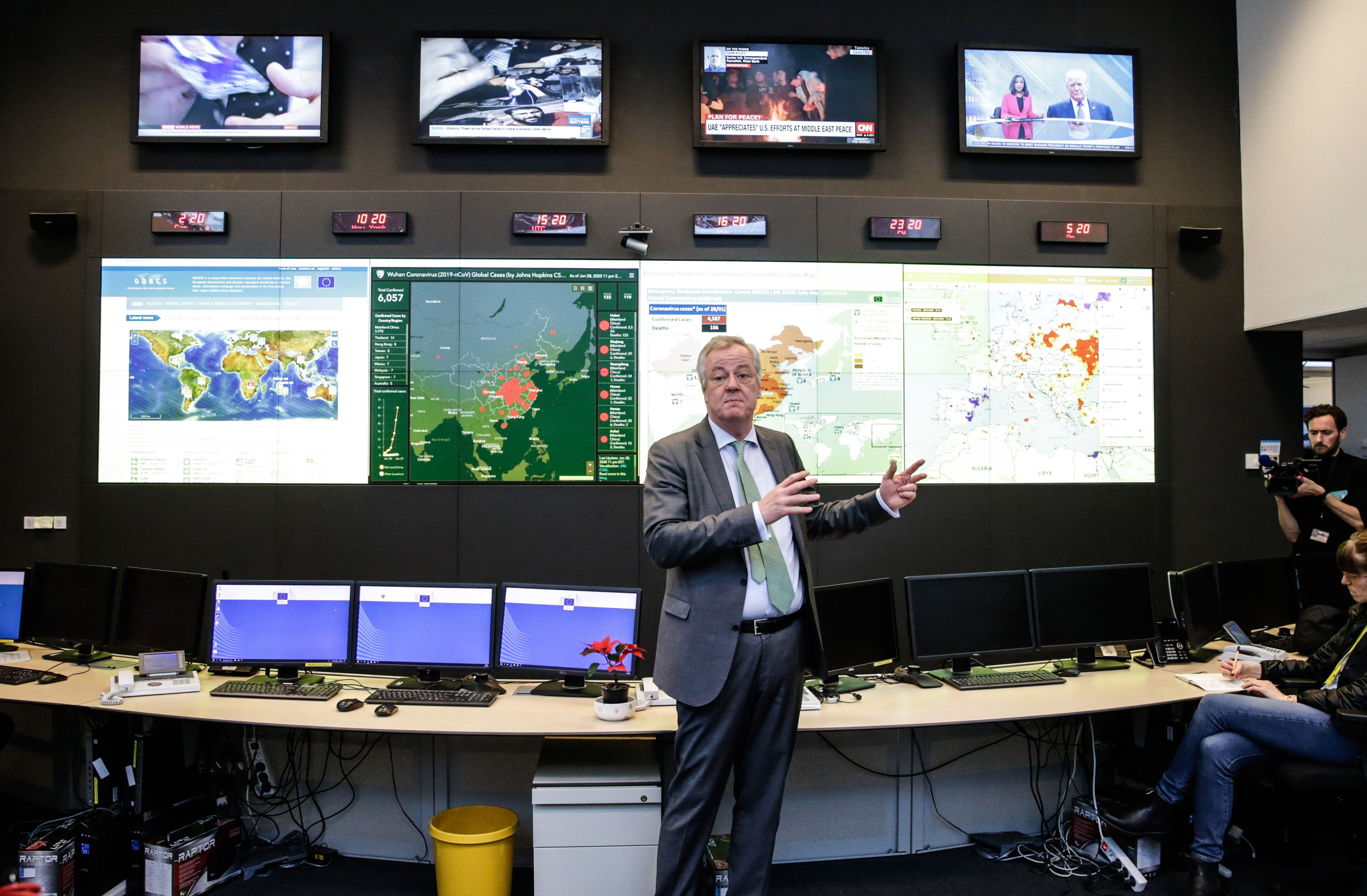 Ruang kendali tanggap darurat WHO di Brussels, Belgia memonitor penyebaran virus korona di dunia.