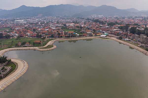 Foto udara kolam Retensi Cieunteung di Baleendah, Kabupaten Bandung, Jawa Barat, Jumat (20/12/2019).