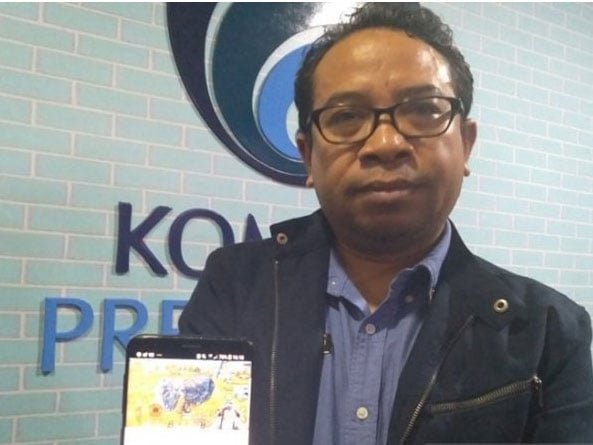 Foto dokumen: Pelaksana tugas Kepala Biro Humas Kemkominfo RI Ferdinandus Setu menunjukkan konten bermasalah Youtuber Kimi Hime  