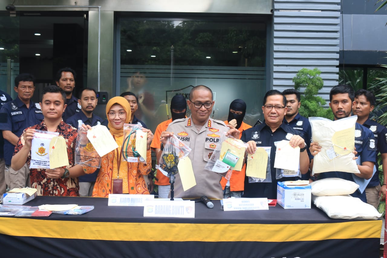 Jumpa pers pengungkapan praktik kedokteran ilegal di Klinik kawasan Sunter, Jakarta Utara