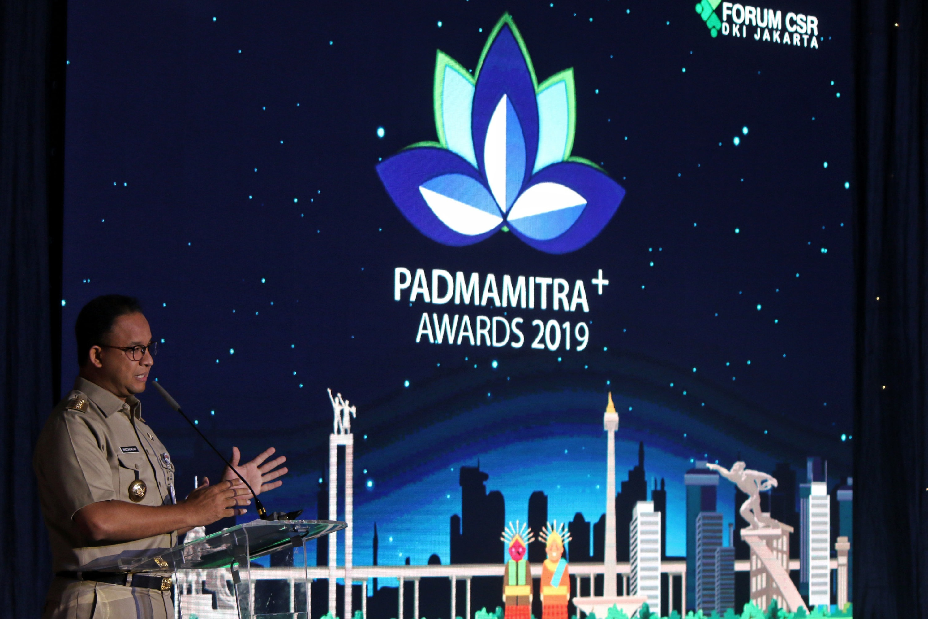  Gubernur DKI Jakarta, Anies Baswedan memberikan tropi penghargaan dalam Padmamitra Awards 2019 di Balai Agung, Balaikota, Jakarta Pusat.