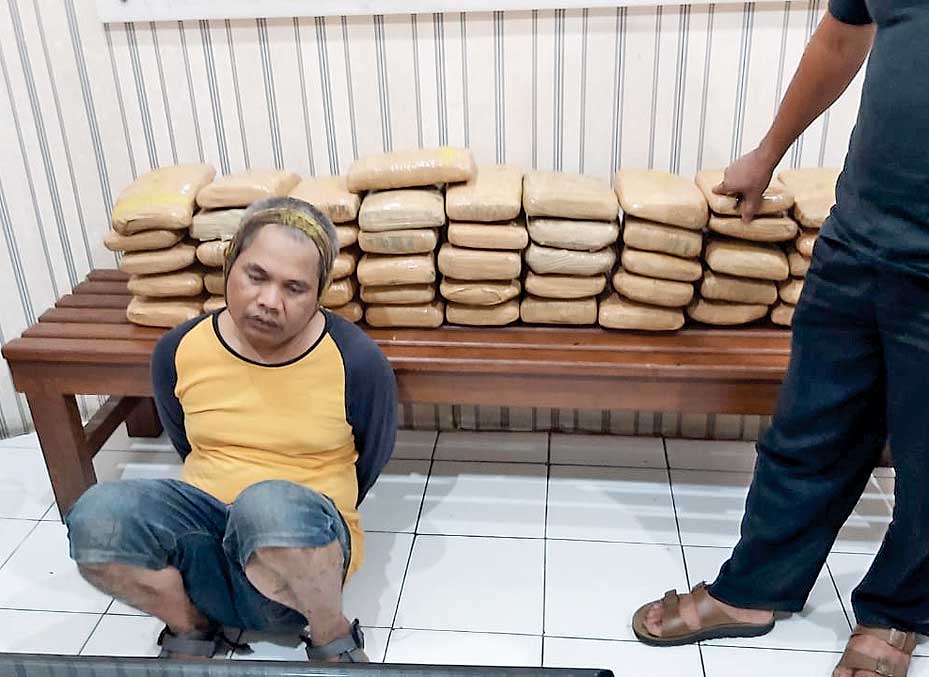 Pemilik ganja 51 kilogram dan 11 bungkus sabu yang ditangkap polisi di Depok, Jawa Barat, kemarin. 