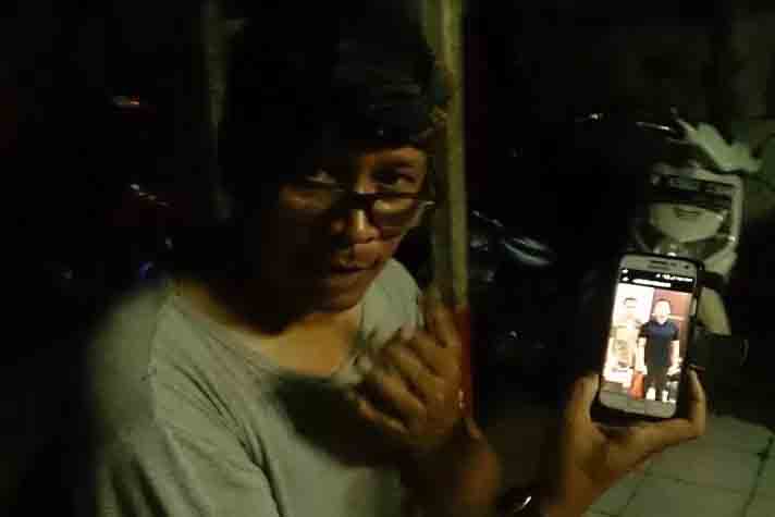 Budianto Tahapary memperlihatkan foto profil pengacara yang mengatasnamakan Kasat Reskrim Polres Jaksel yang meminta Rp1 miliar.