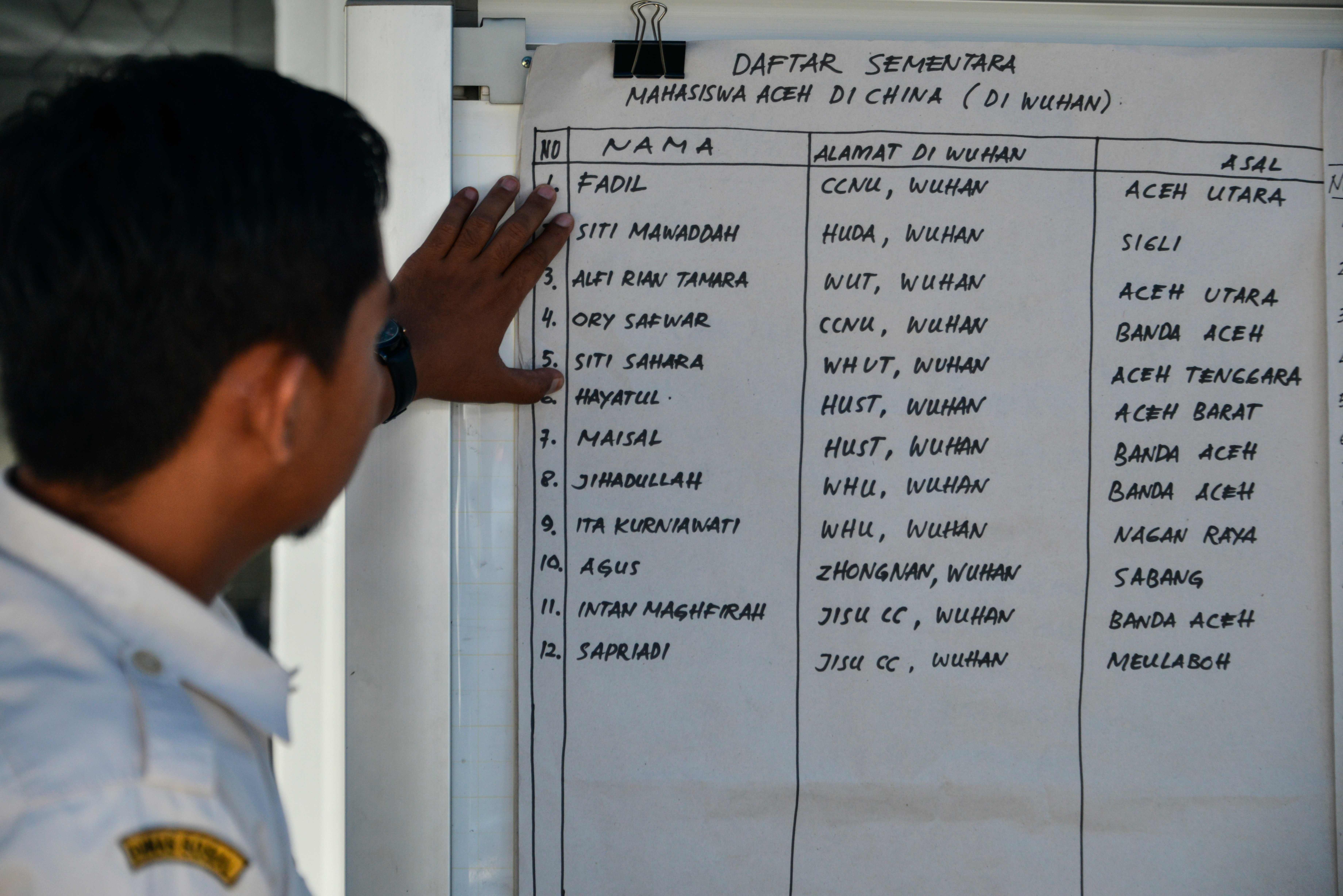 Seorang petugas menunjukkan daftar mahasiswa asal Aceh di Wuhan, Tiongkok. 