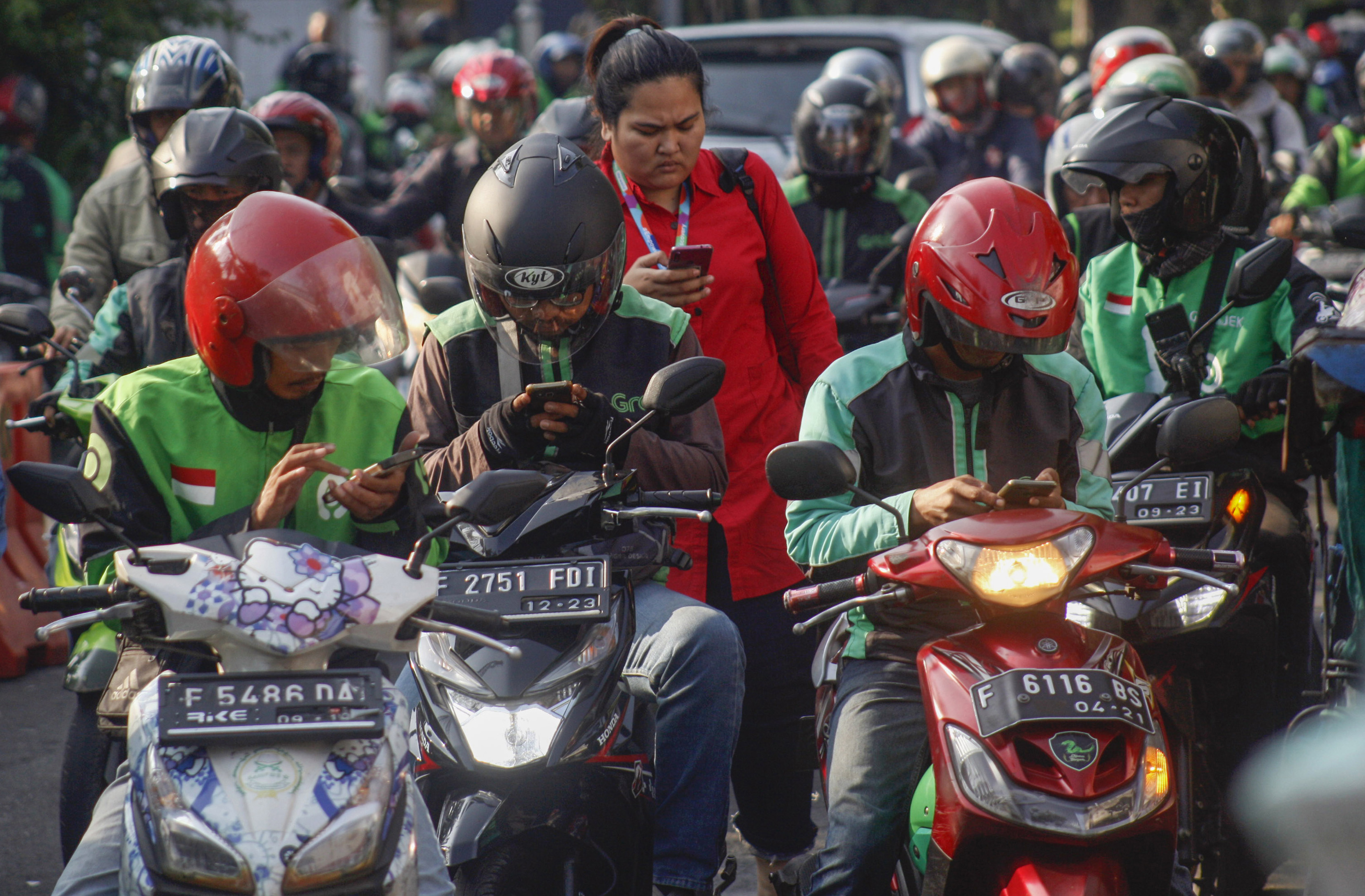 Pengemudi ojek online menunggu penumpang di kawasan Paledang, Kota Bogor, Jawa Barat.