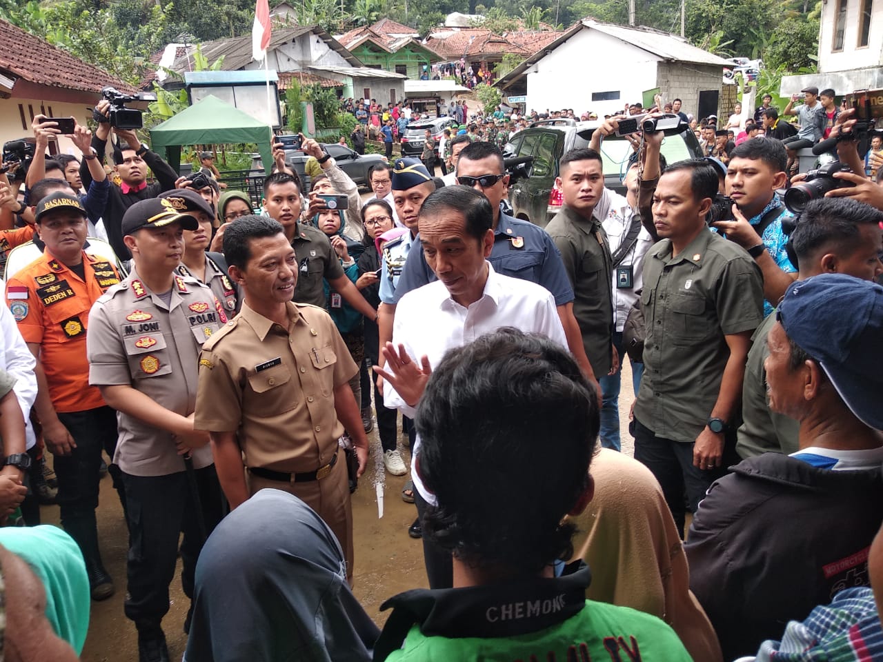 Presiden Joko Widodo lihat kondisi korban banjir bandang di Sukajaya, Bogor