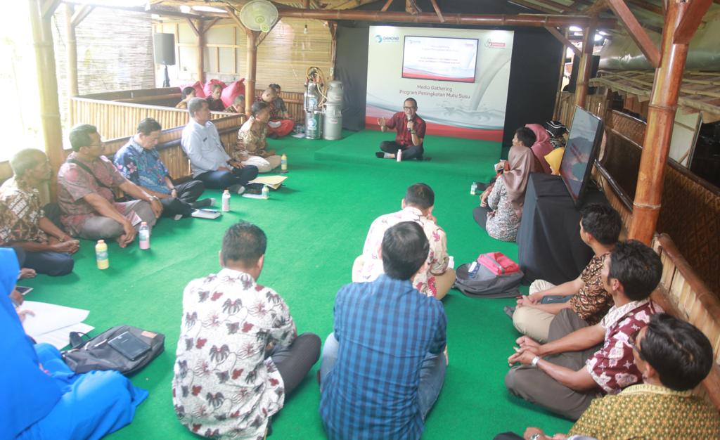  Para peternak sapi yang masuk dalam program Peningkatan Mutu Susu tengah melakukan diskusi. 