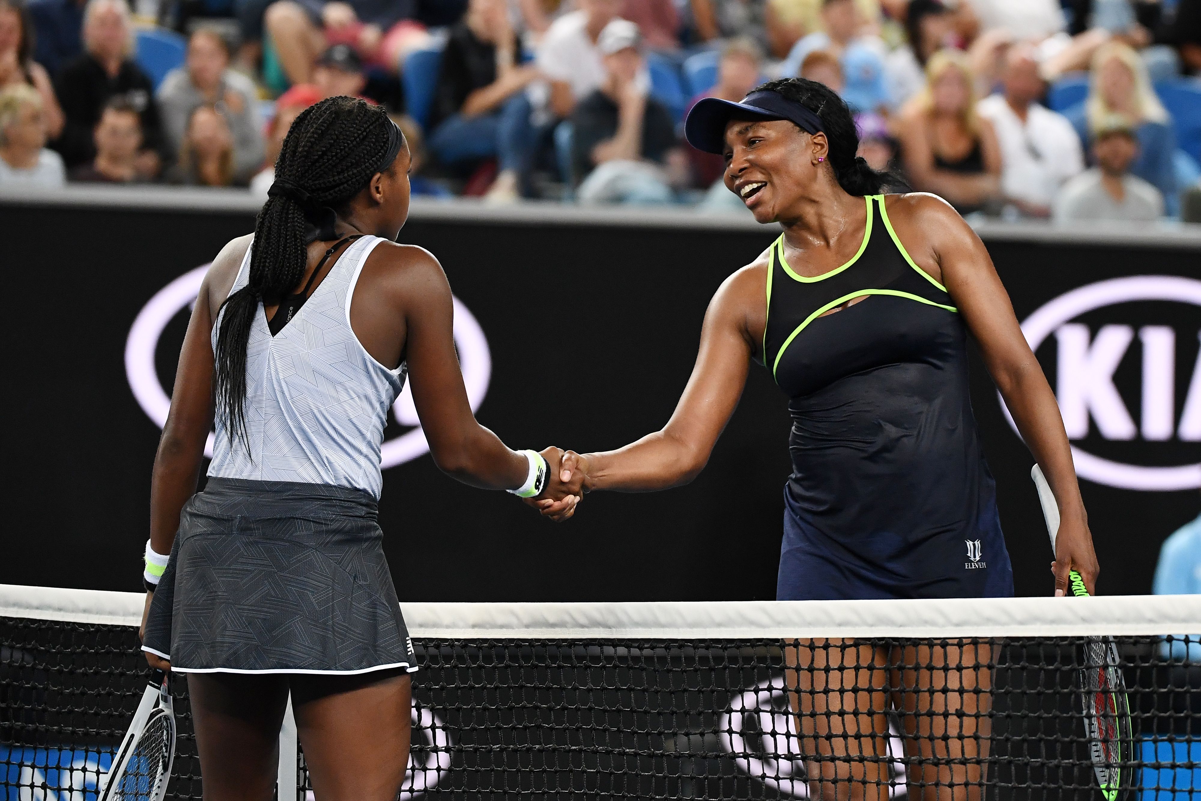 Coco Gauff (kiri) bersalaman dengan Venus Williams seusai pertandingan