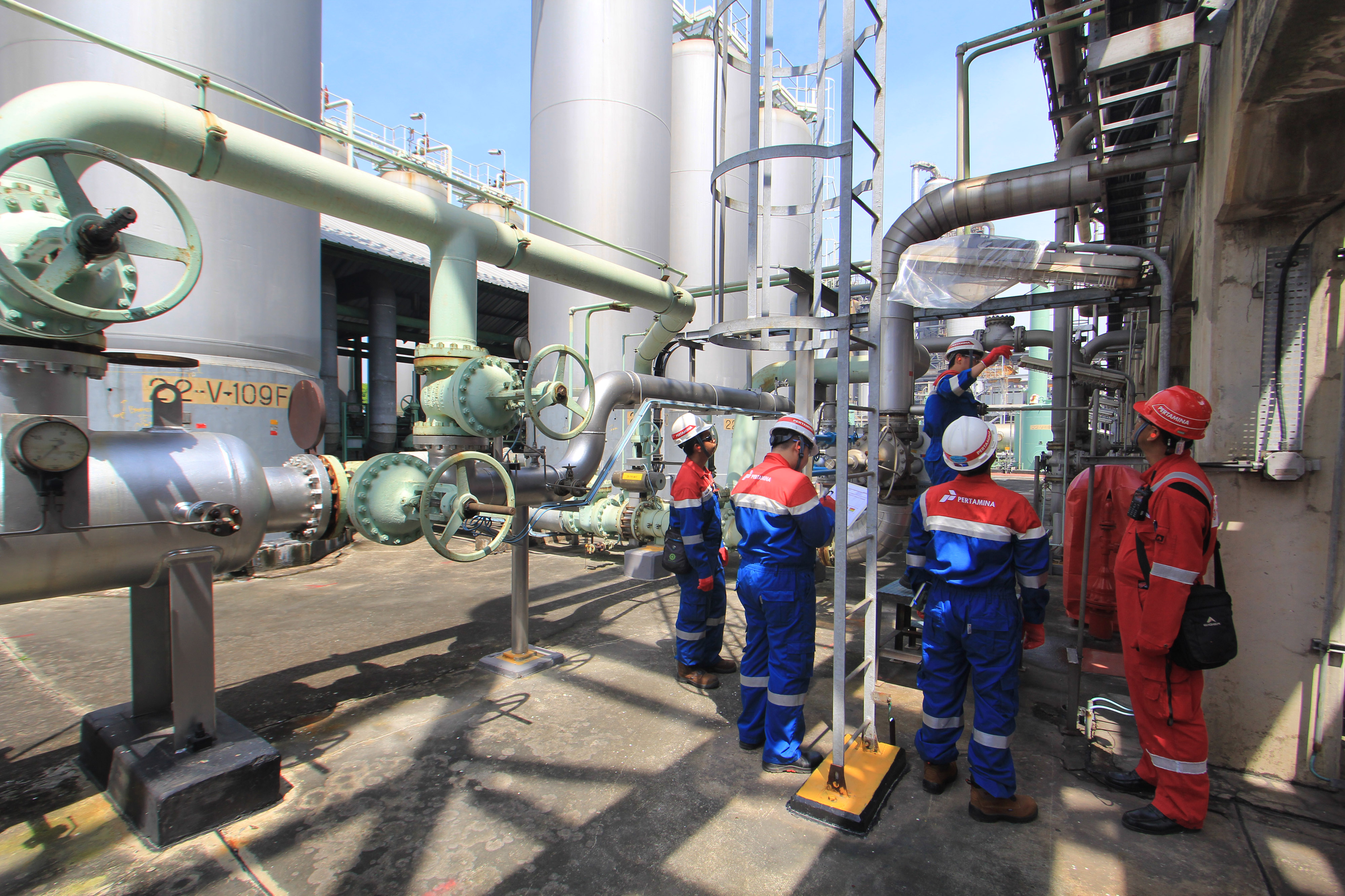 Pekerja memeriksa fasilitas pengolahan di Pertamina RU VI Balongan, Indramayu, Jawa Barat.