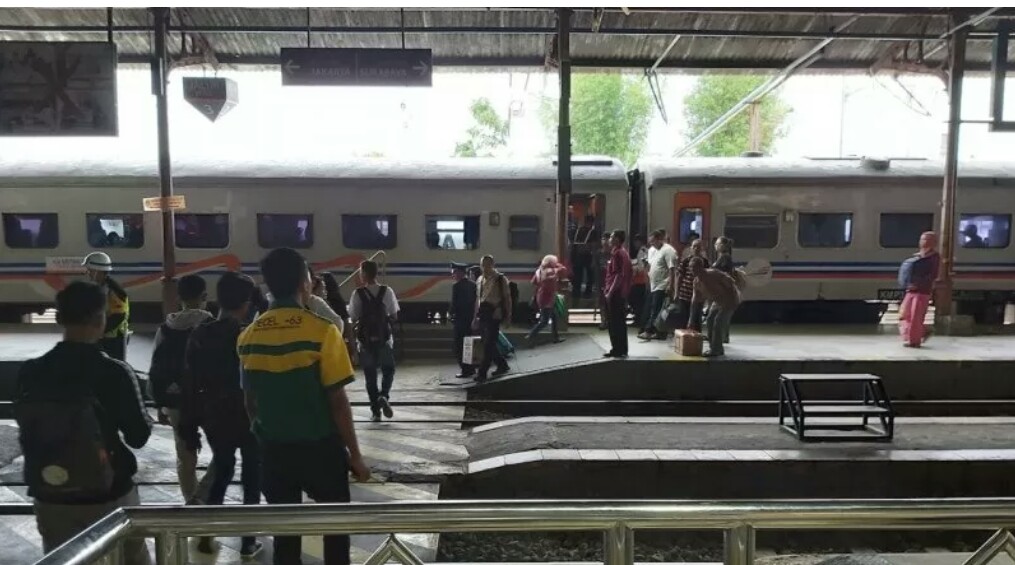 Jadwal keberangkatan KA di Jawa mengalami keterlambatan akibat banjir di Jabodetabek.