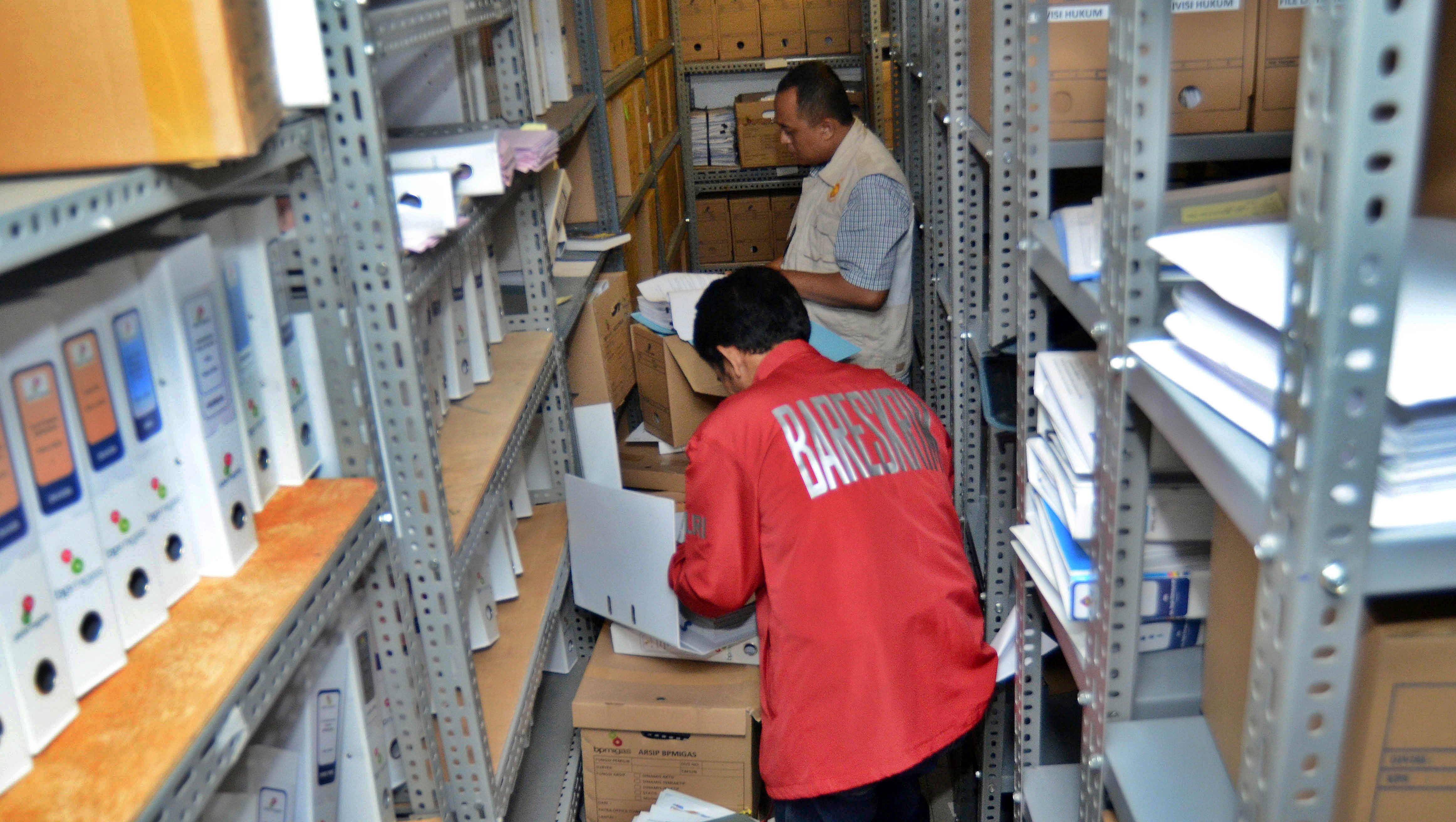 Penyidik Bareskrim Polri menggeledah Kantor SKK Migas di Wisma Mulia, Jakarta, terkait kasus penjualan kondensat ke TPPI.