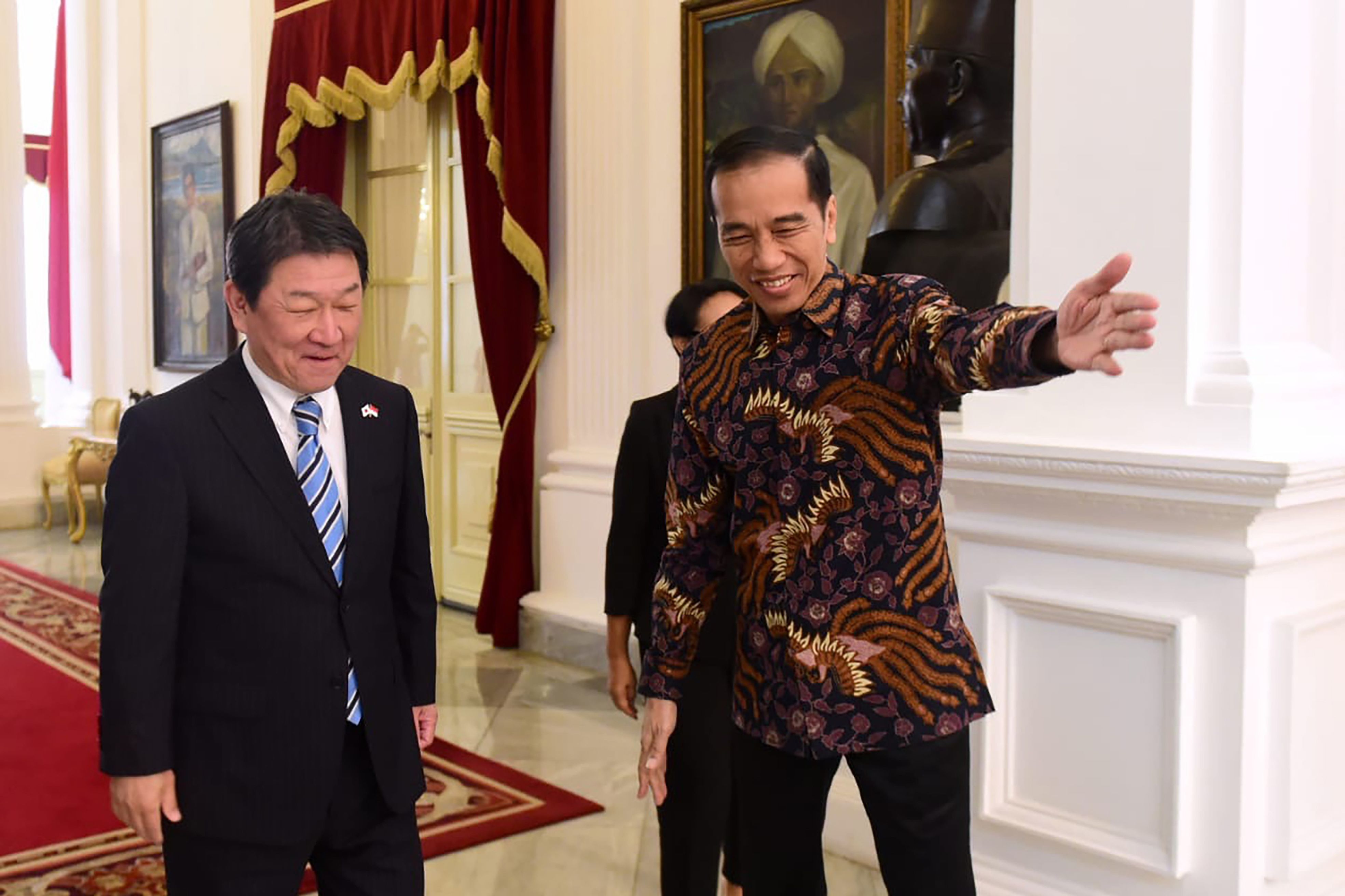 Menlu Jepang Toshimitsu Motegi (kiri ) disambut Presiden Joko Widodo (kanan di Istana Presiden, Jakarta, Jumat (10/1).