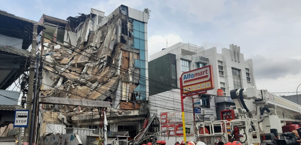 Ruko Ambruk di Slipi tak Punya IMB