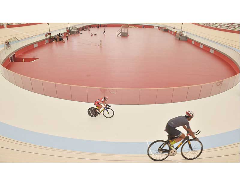  Atlet balap sepeda Indonesia berlatih di Arena Velodrome Rawamangun, Jakarta, beberapa waktu lalu.