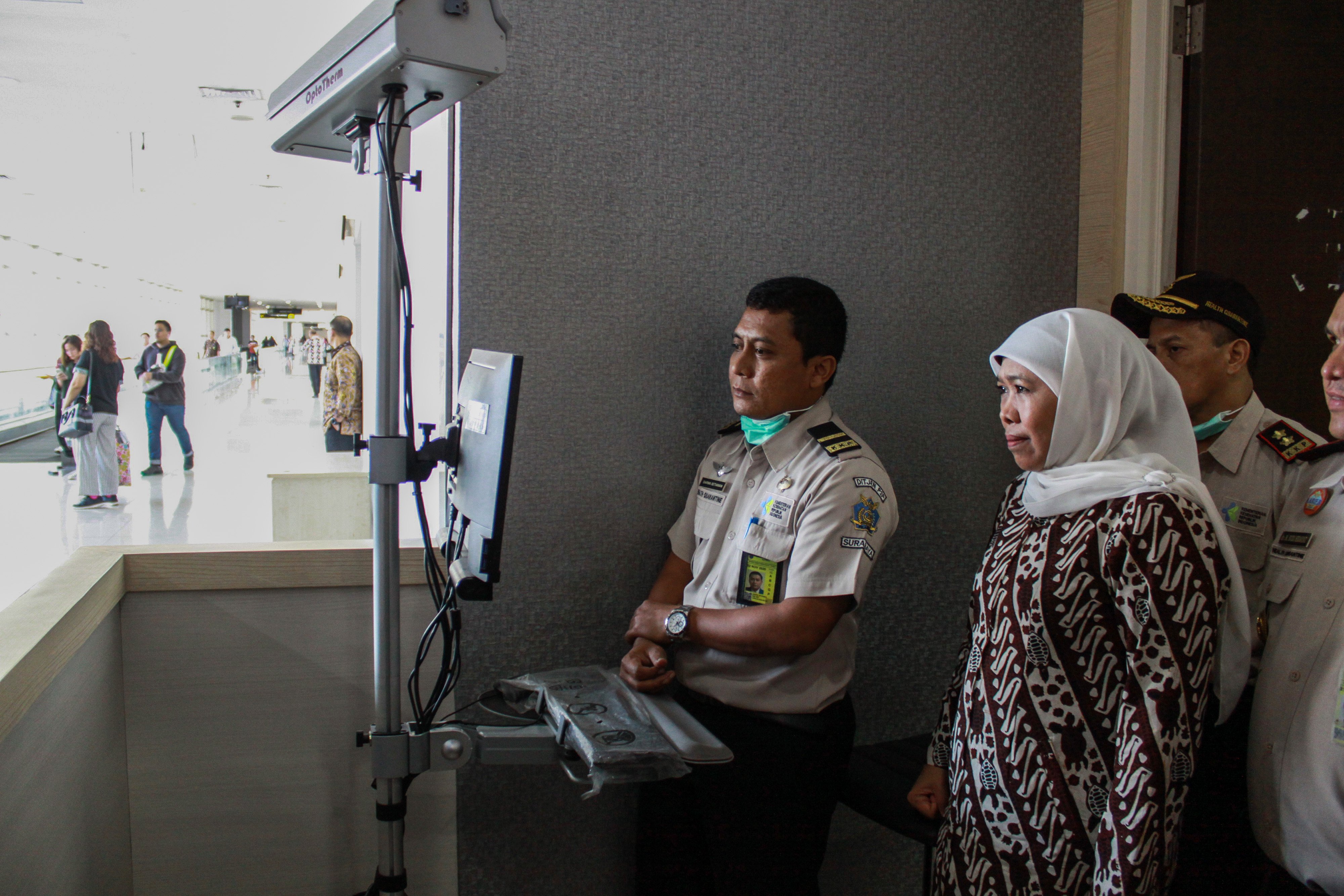 Gubernur Jawa Timur Khofifah Indar Parawansa saat meninjau kesiapan petugas dan alat thermal scanner di terminal 2 kedatangan Bandara Juanda