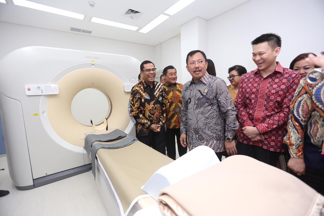 Menkes Dr. dr. Terawan Agus Putranto, Sp.Rad(K) didampingi Managing Director Sinar Mas Saleh Husin dan CEO Eka Hospital Randy Mulyadi.