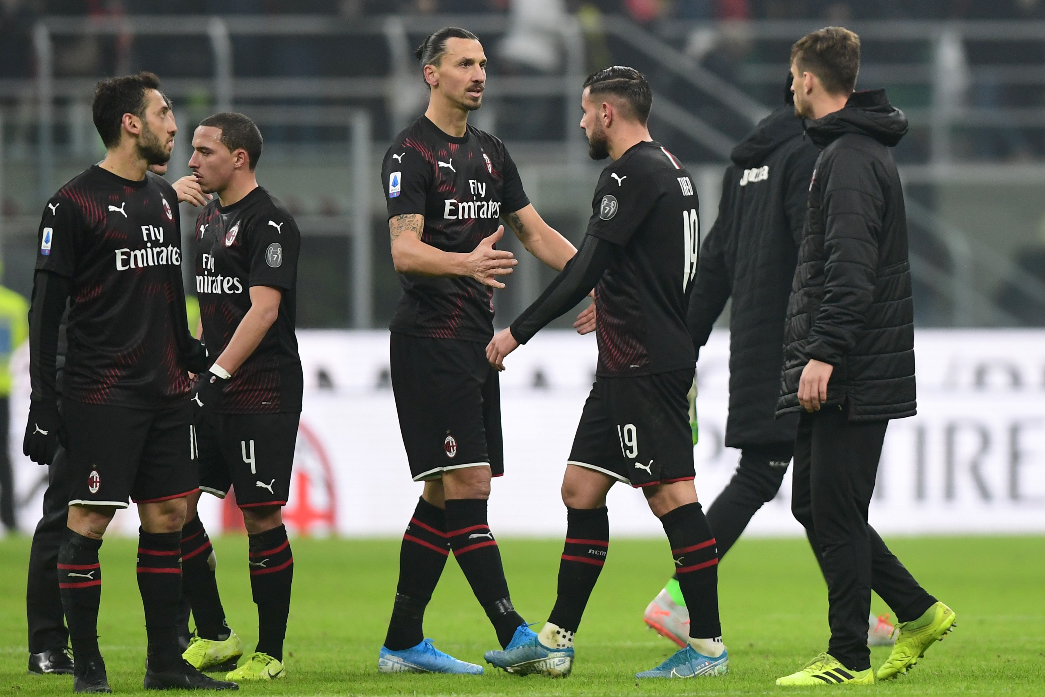 Zlatan Ibrahimovic (tengah) dan para pemain AC Milan bereaksi di akhir laga Serie A melawan Sampdoria