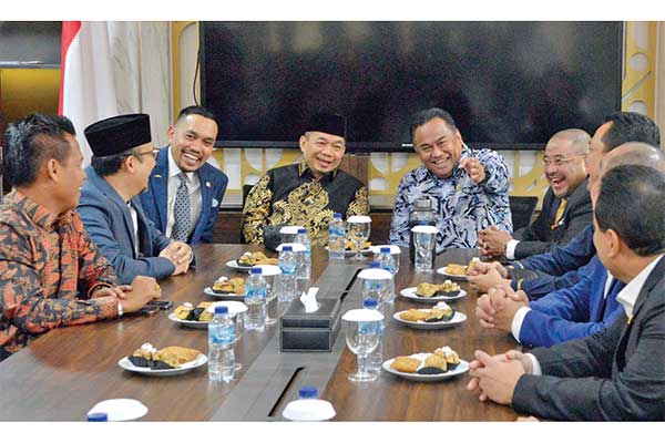 Anggota Fraksi NasDem -- Wakil Ketua DPR Rachmat Gobel menerima Ketua Fraksi PKS DPR Jazuli Juwaini di kompleks parlemen Senayan, kemarin