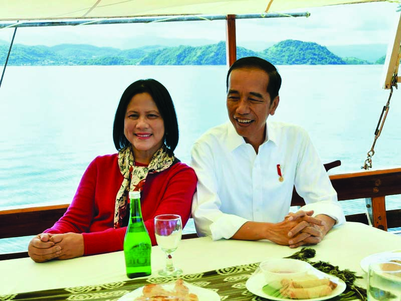 Presiden Joko Widodo berbincang dengan Ibu Negara Iriana di dalam kapal pinisi saat berlayar di perairan Labuan Bajo.