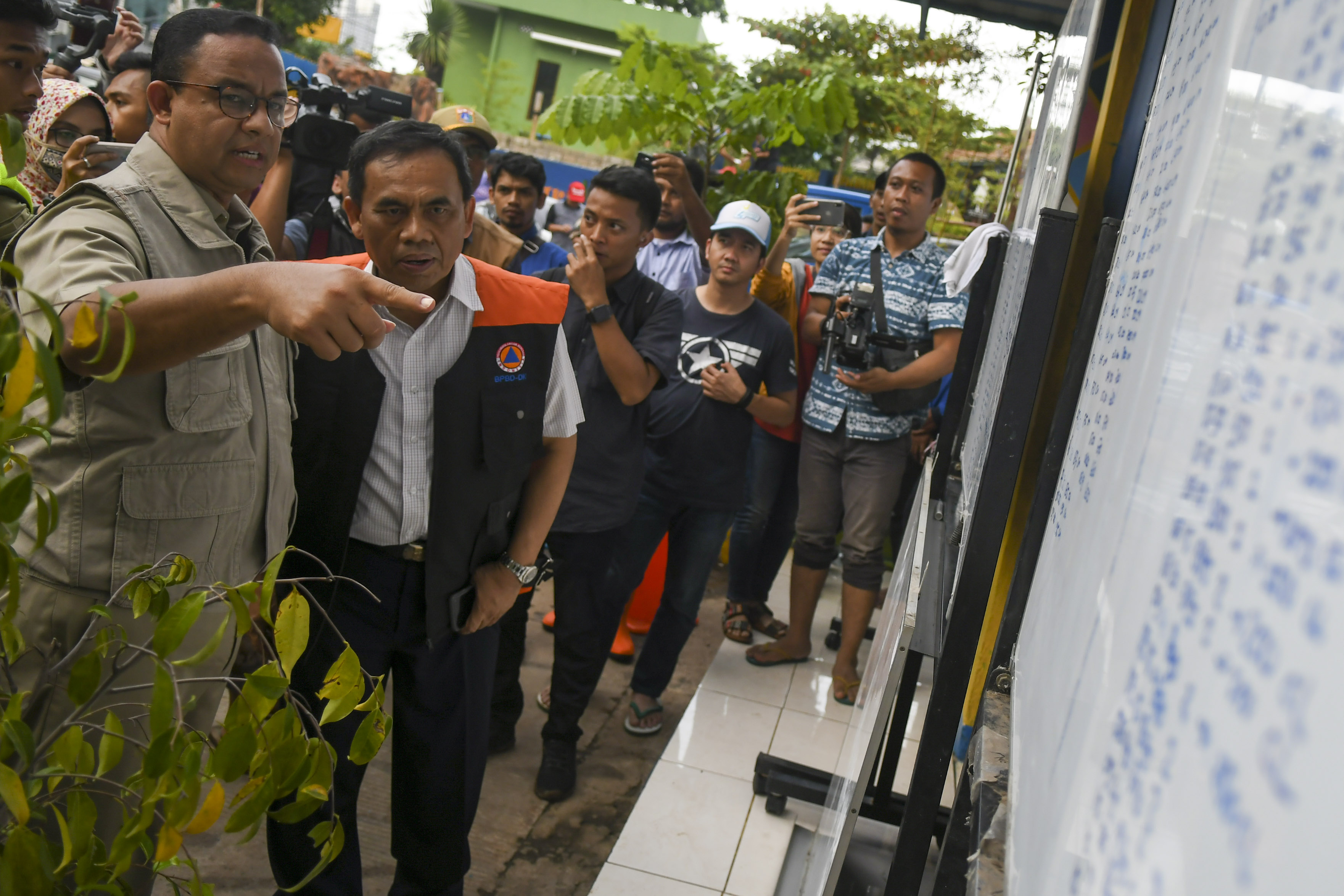 Gubernur DKI Jakarta Anies Baswedan saat meninjau pintu air Manggarai, Jakarta, usai banjir besar yang melanda sebagian wilayah Ibu Kota.