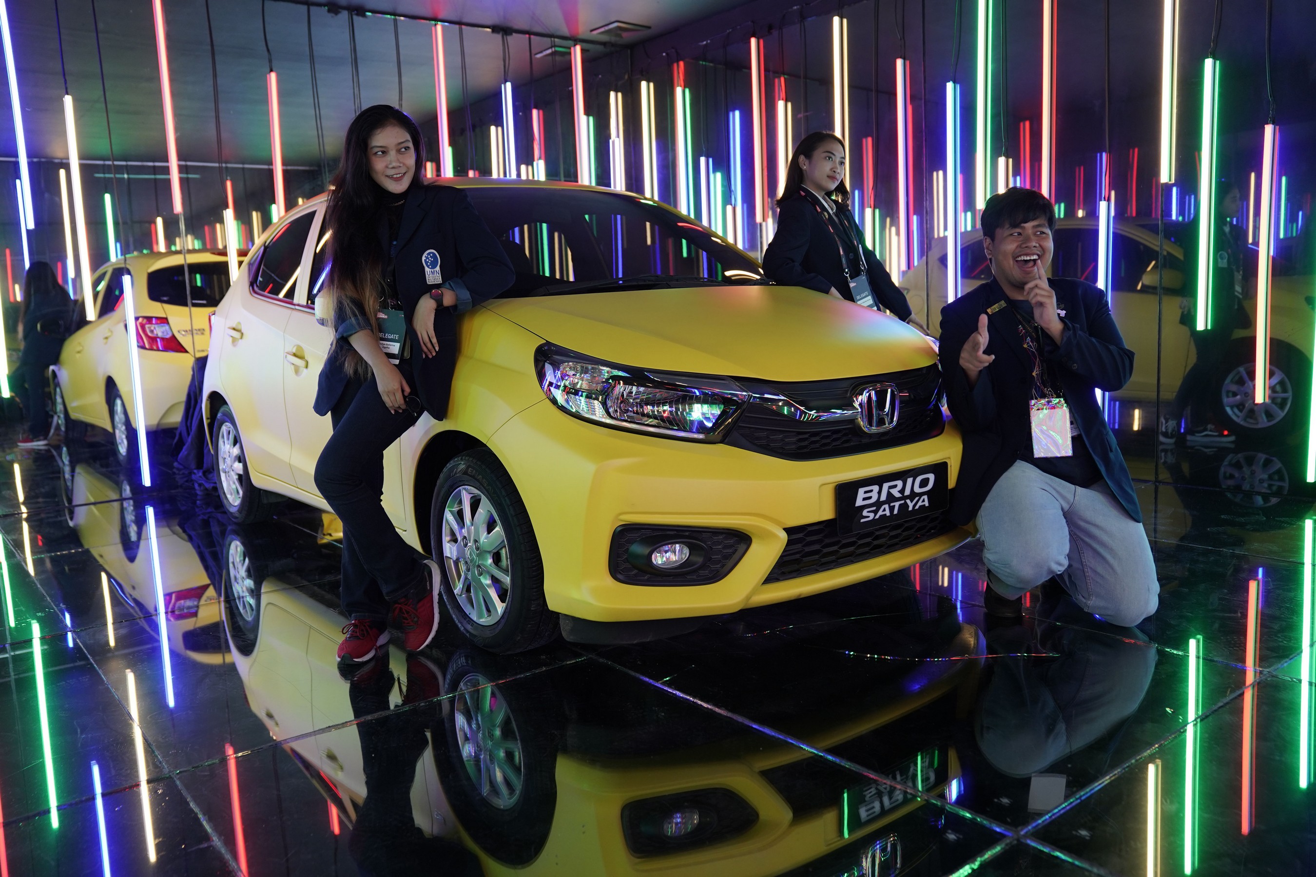All New Honda Brio yang tampil di booth Honda telah dimodifikasi di bagian eksterior, termasuk body sticker, velg dan bumper yang lebih styl