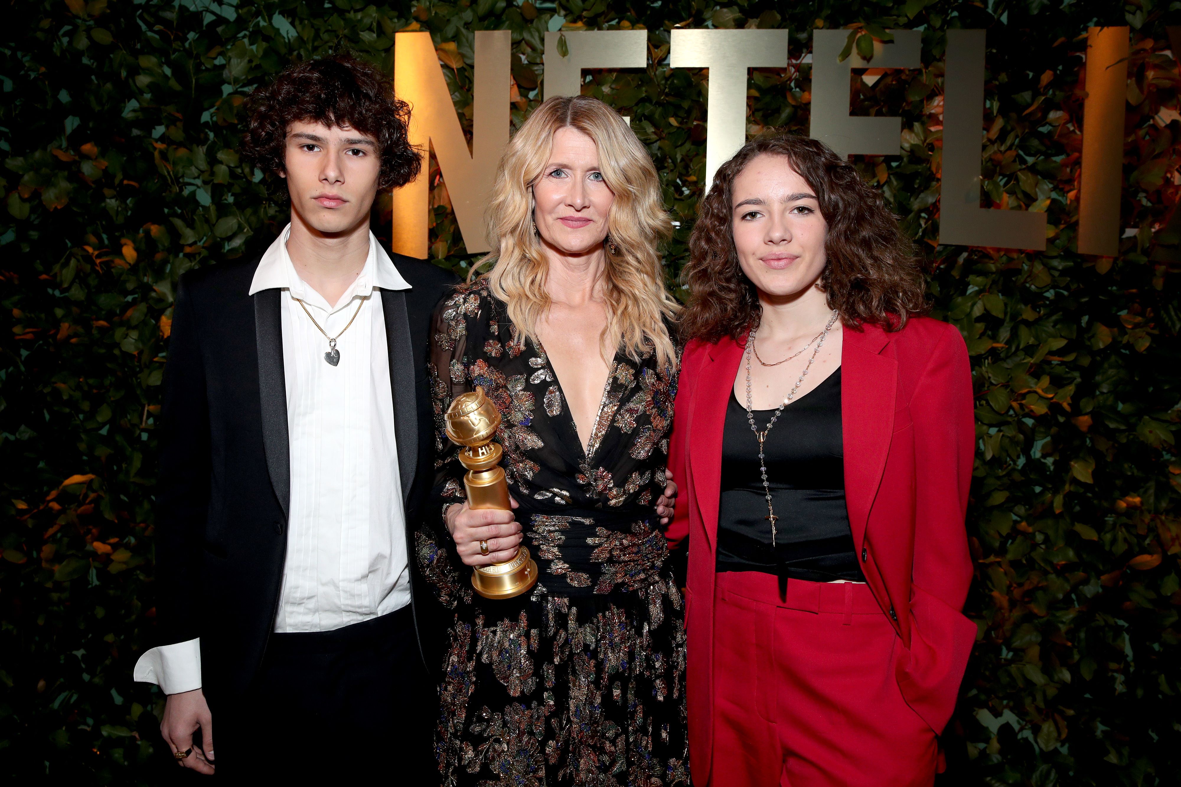 Aktris Laura Dern (tengah) meraih Piala Golden Globe 2020 untuk aktingnya di film Marriage Story produksi Netflix.