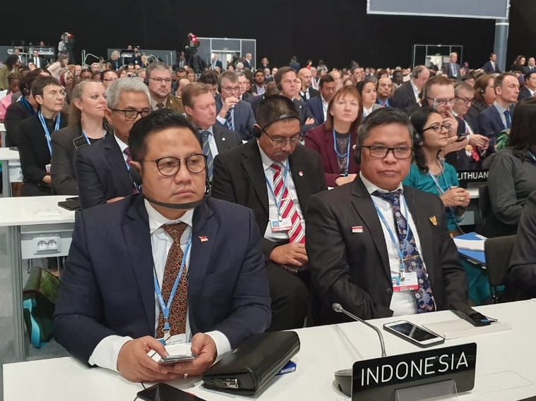  Wakil Menteri Lingkungan Hidup dan Kehutanan Alue Dohong (kanan) bersama Wakil Ketua DPR Muhaimin Iskandar