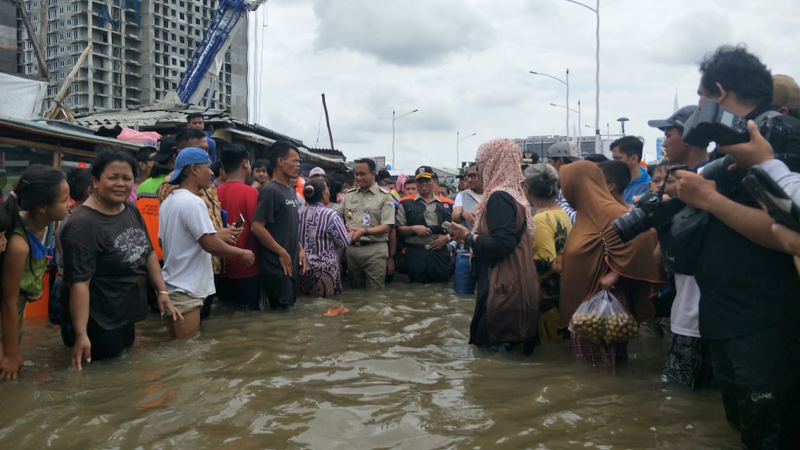 Gubernur DKI Jakarta Anies Baswedan meninjau lokasi banjir di Kelurahan Duri Kosambi, Jakarta Barat, Kamis (2/1)