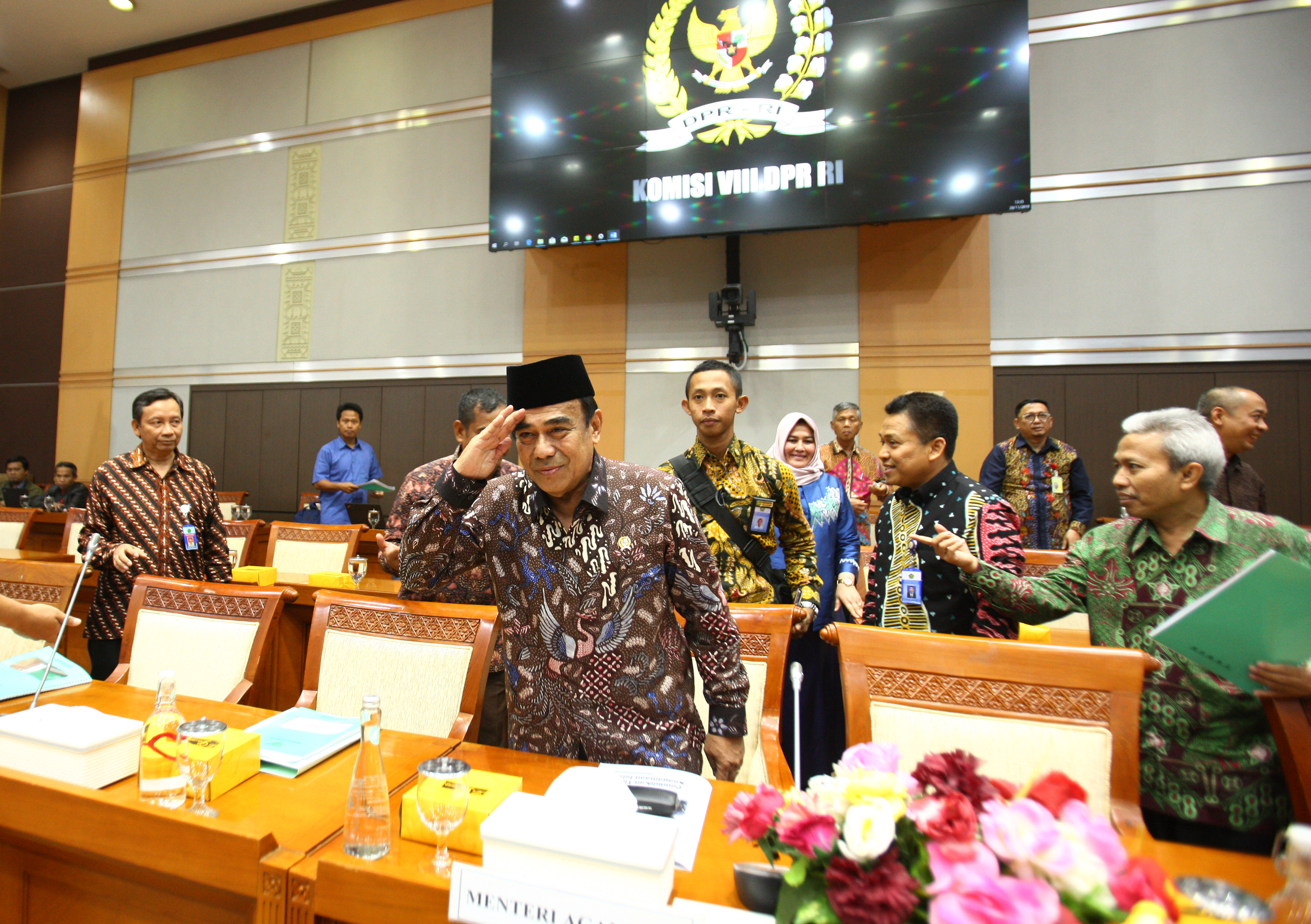 Menteri Agama (Menag) Fachrul Razi (tengah)  mengikuti Rapat Kerja dengan Komisi  VIII DPR, membahas BPIH 2020