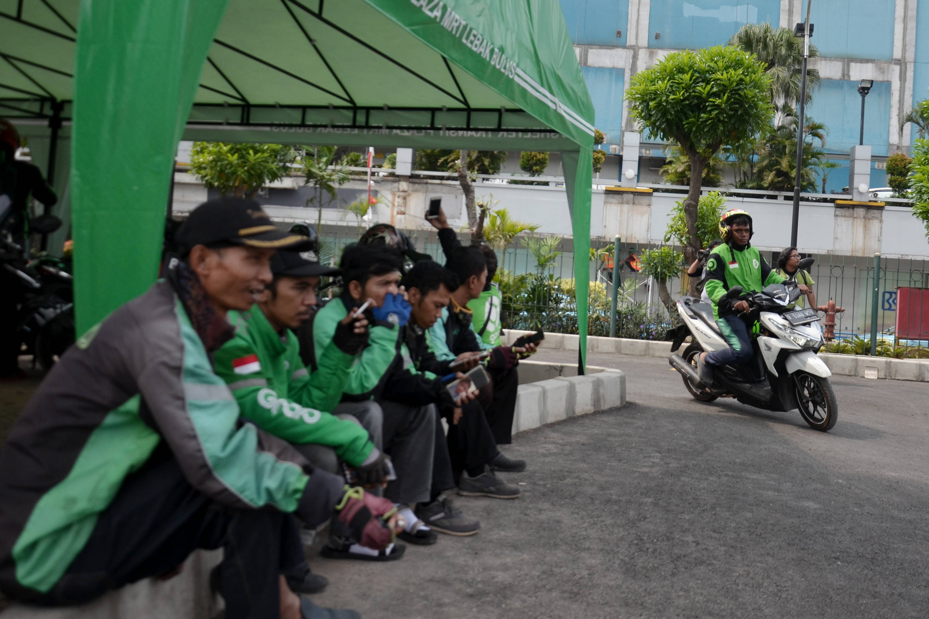 Kemenhub tengah melakukan pembahasan dengan sejumlah pihak terkait untuk membahas penyesuaian tarif ojek online.