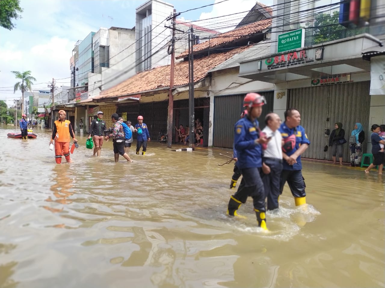 Jl Bungur Raya yang merupaka akses jalan menuju tipikor dalam keadaan banjir