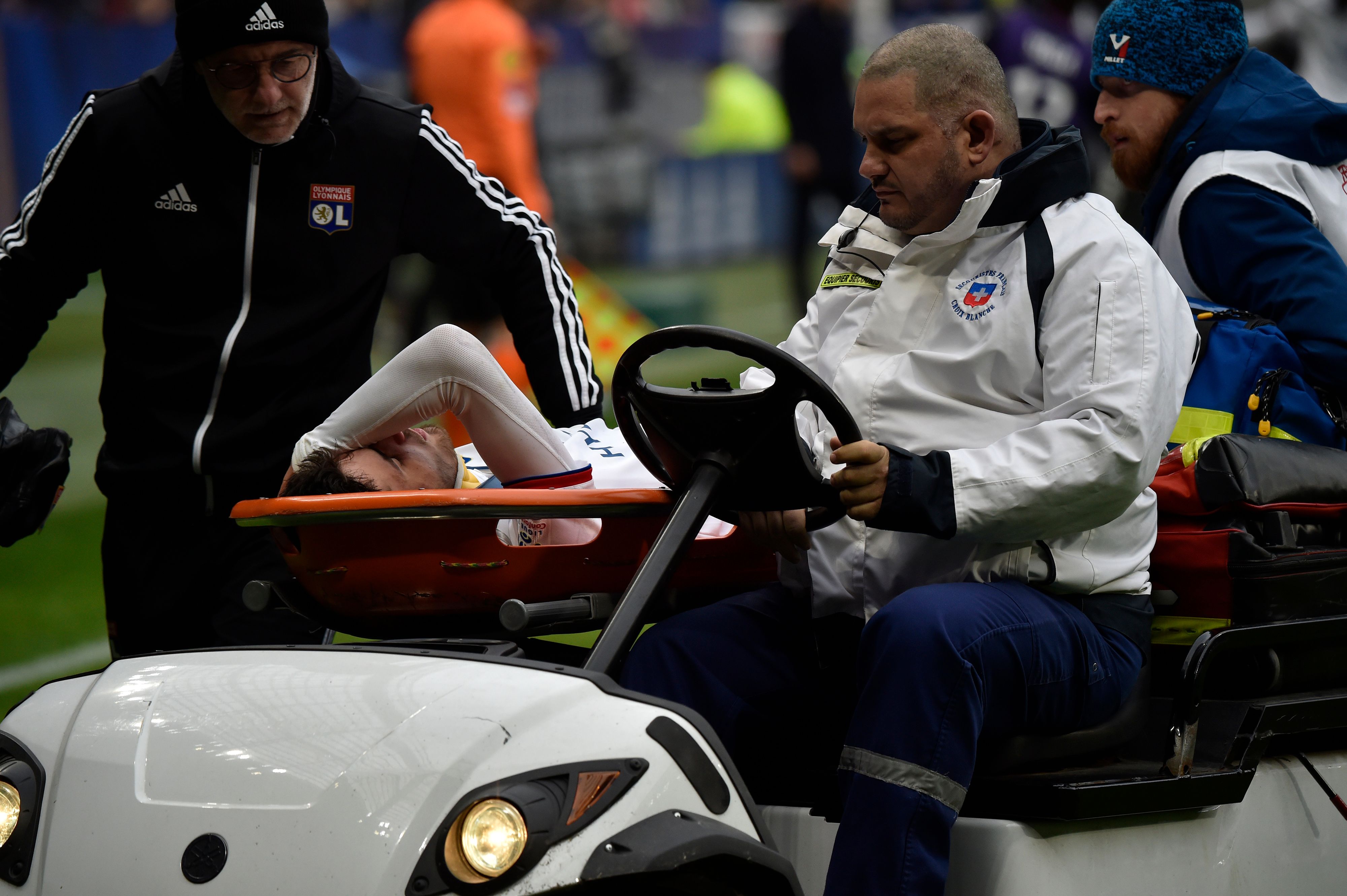 Penyerang Lyon Pingsan Saat Laga