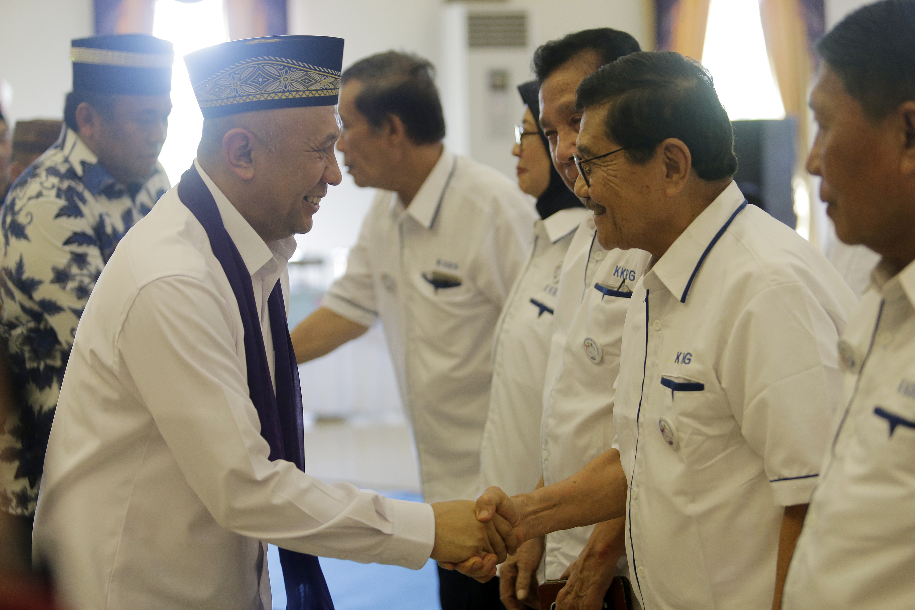 Menteri Koperasi dan UKM Teten Masduki memberikan selamat kepada sejumlah pengurus operasi Kesejahteraan Rakyat Gorontalo (KKRG).