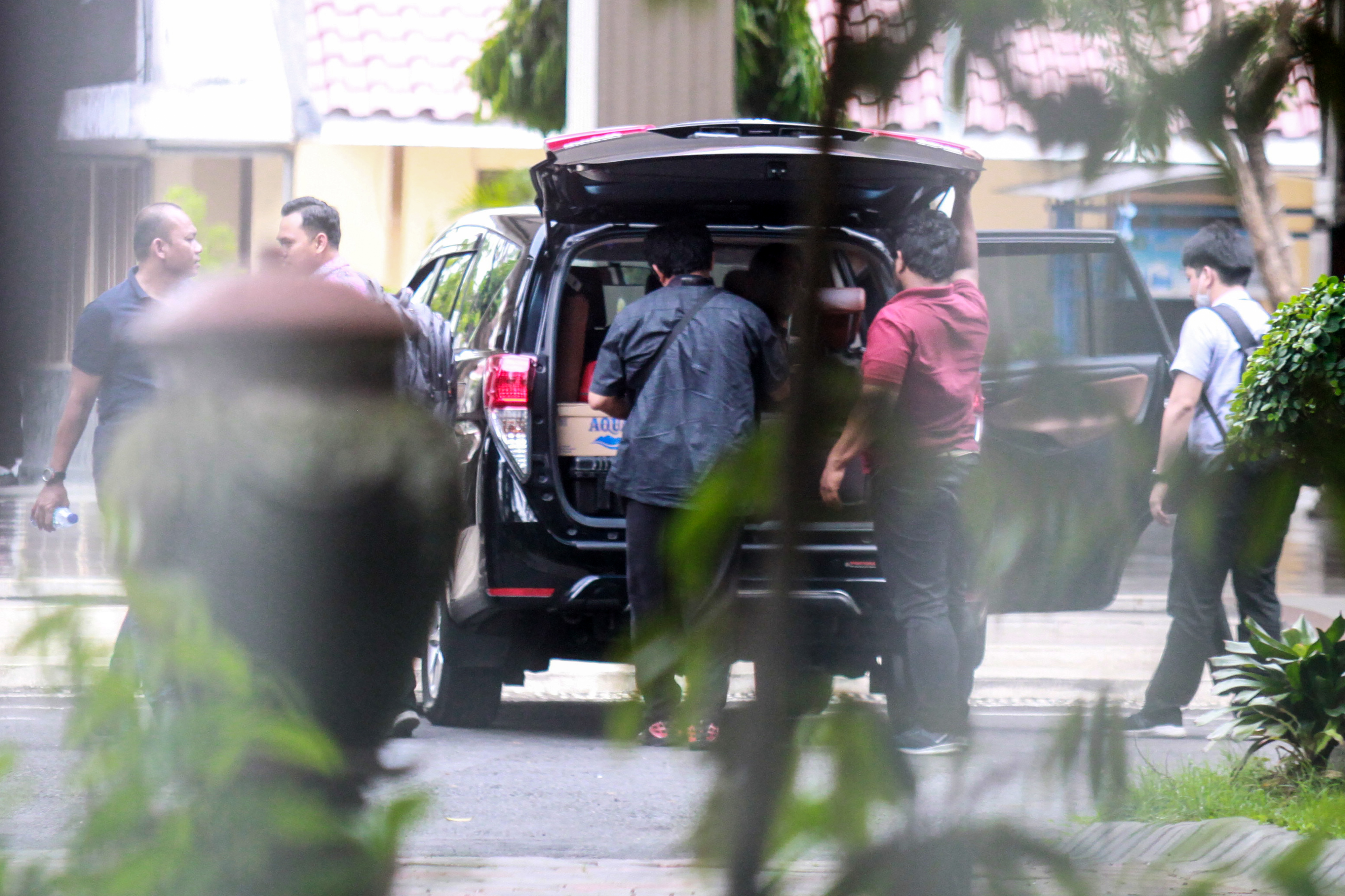 Sejumlah penyidik Komisi Pemberantasan Korupsi (KPK) seusai menggeledah rumah dinas Bupati Sidoarjo, Jawa Timur, Sabtu (11/1).