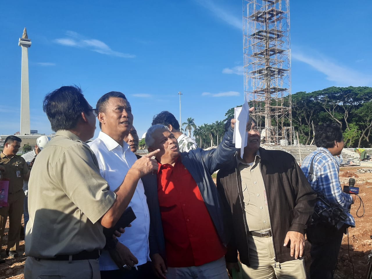 Ketua DPRD DKI Jakarta Prasetyo Edi Marsudi (Baju putih) melakukan inspeksi mendadak ke Proyek Revitalisasi Monas