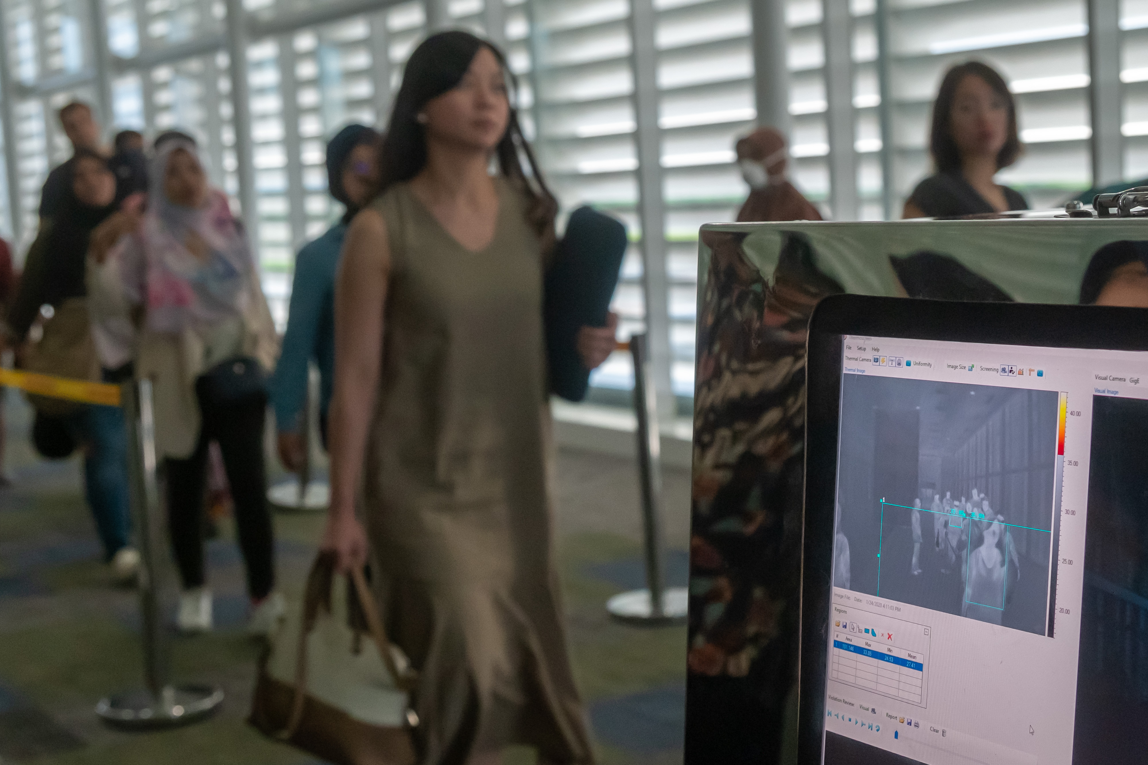Pintu-pintu kedatangan di bandara kini dipasangi infra red dan thermo scan untuk memantau suhu tubuh penumpang yang masuk ke Indonesia. 