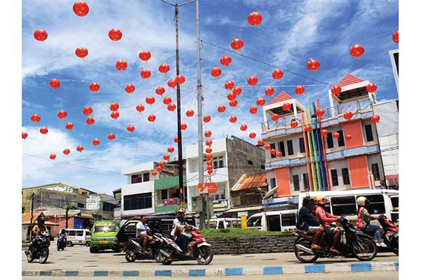 Kendaraan melintas di dekat lampion di kawasan terminal Kota Kupang, Nusa Tenggara Timur, kemarin.