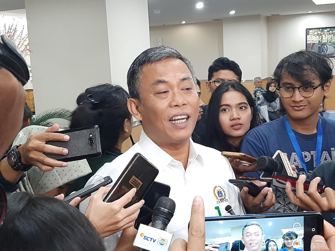 Ketua DPRD DKI Jakarta, Prasetyo Edi Marsudi, memberikan keterangan pers sebelum rapat bersama jajaran Pemprov DKI.