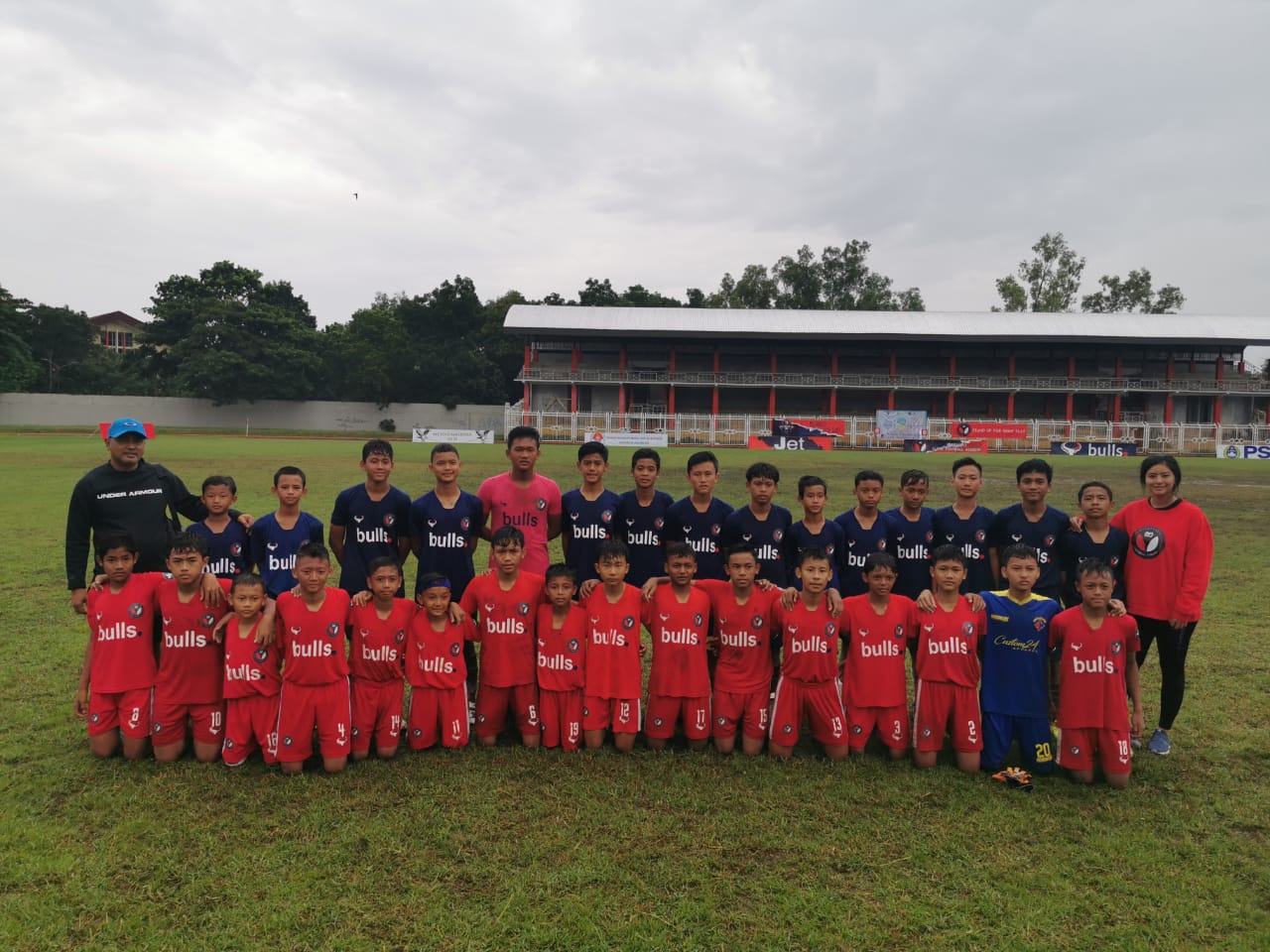 Para  peserta Akademi Metro City berfoto di Lapangan Stadion Dadaha Tasikmalaya