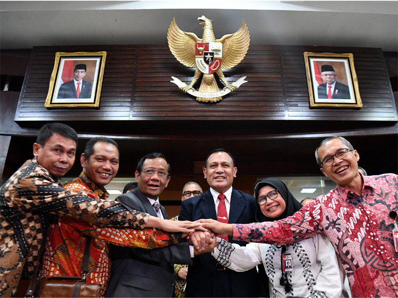 Menko Polhukam Mahfud MD (ketiga kiri) berjabat tangan dengan Ketua KPK Firli Bahuri (ketiga kanan) didampingi para Wakil Ketua KPK.