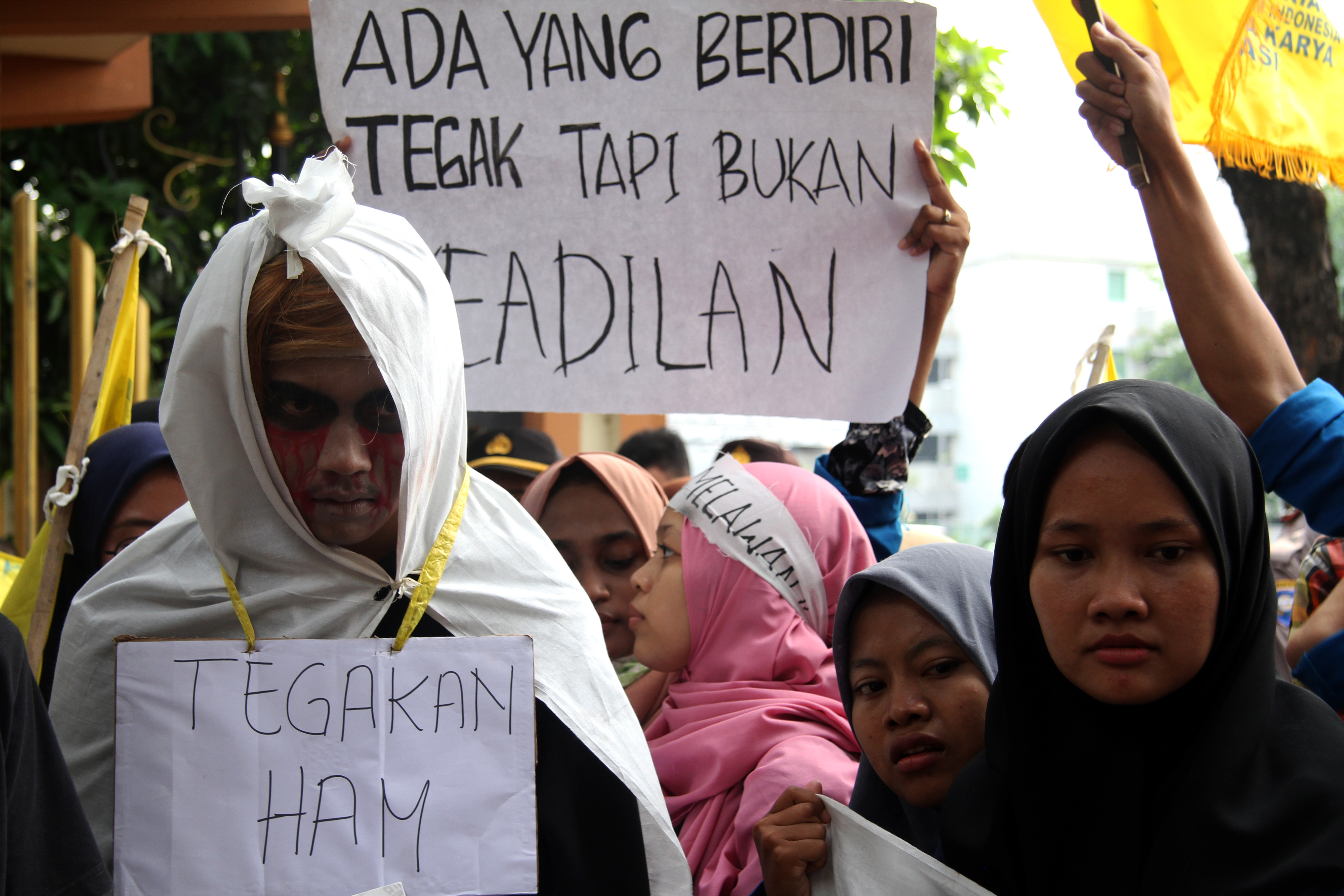 Sejumlah mahasiswa yang tergabung dalam Pergerakan Mahasiswa Islam Indonesia (PMII) Kota Bekasi 