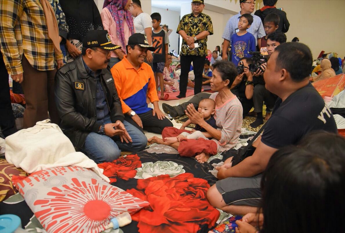 Ketua BURT DPR RI, Agung Budi, menyalurkan bantuan berupa makanan dan kebutuhan bayi pada pengungsi korban banjir di posko Gelanggang Remaja