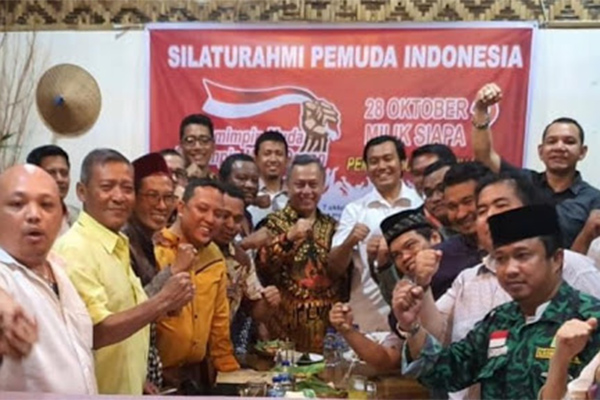 Pengamat intelejen Suhendra Hadikuntono (tengah) mengajak para pemuda dari semua agama dan etnis untuk bersatu demi kejayaan Indonesia.