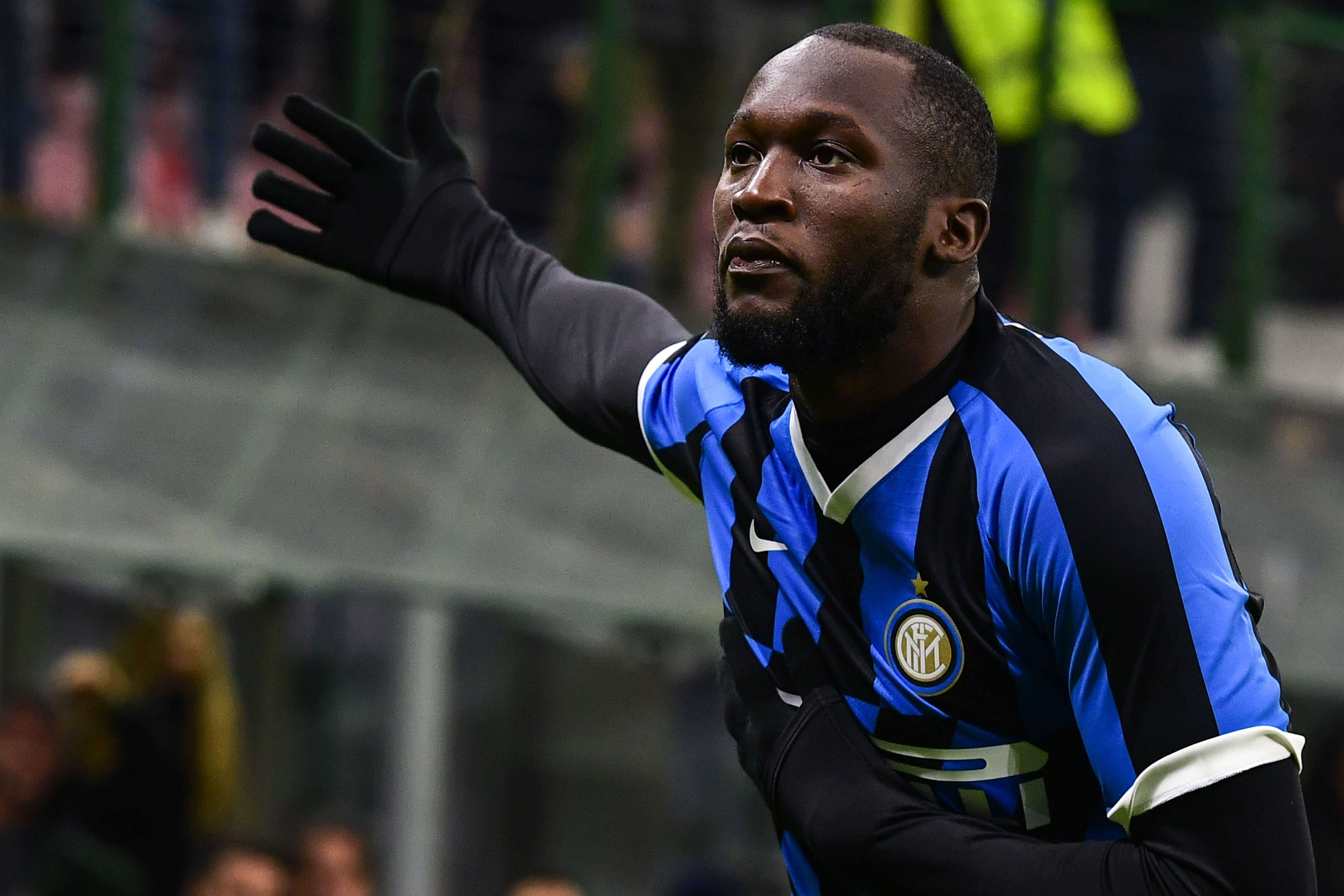 Penyerang Inter Milan Romelu Lukaku merayakan golnya ke gawang Cagliari di laga Coppa Italia.