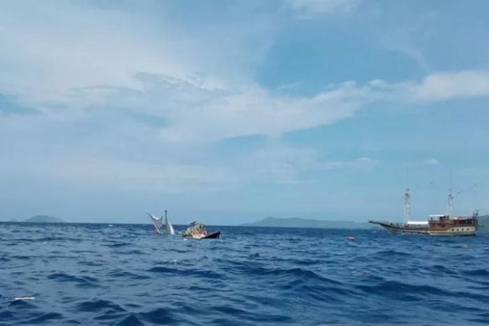 Kapal Plataran Phinisi Bali (kiri) yang tenggelam