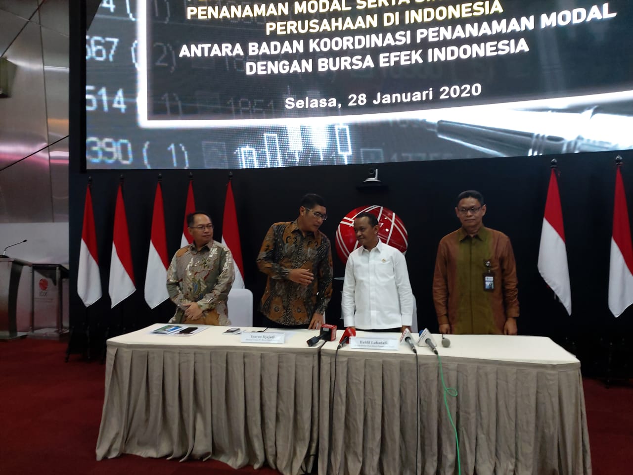 Dirut BEI Inarno Djajadi (kedua kiri) berbincang dengan Kepala BKPM Bahlil Lahadalia usai MOU di BEI, Selasa (28/1)