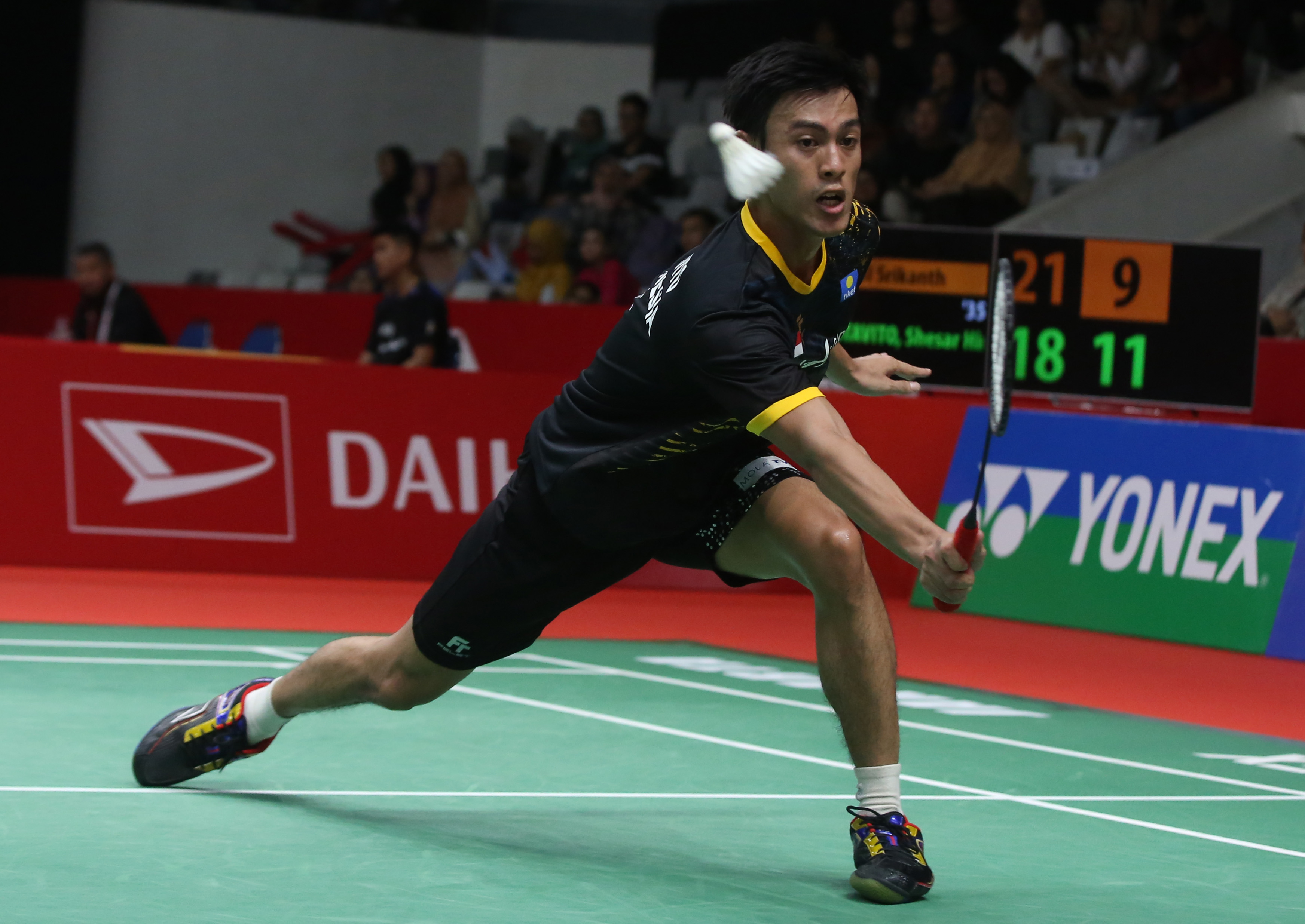 Shesar Hiren Rhustavito berusaha mengembalikan kok ke arah pebulu tangkis tunggal putra India Kidambi Srikanth,