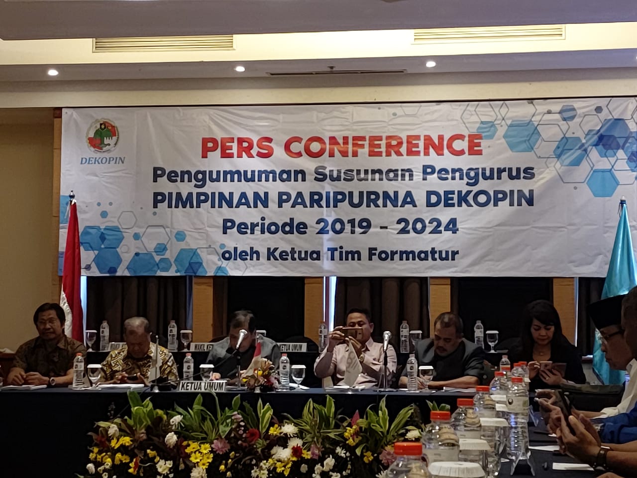 Ketua Umum Dekopin Nurdin Halid (tengah) bersama jajarannya mengumumkan susunan pengurus pimpinan paripurna Dekopin periode 2019-2024.