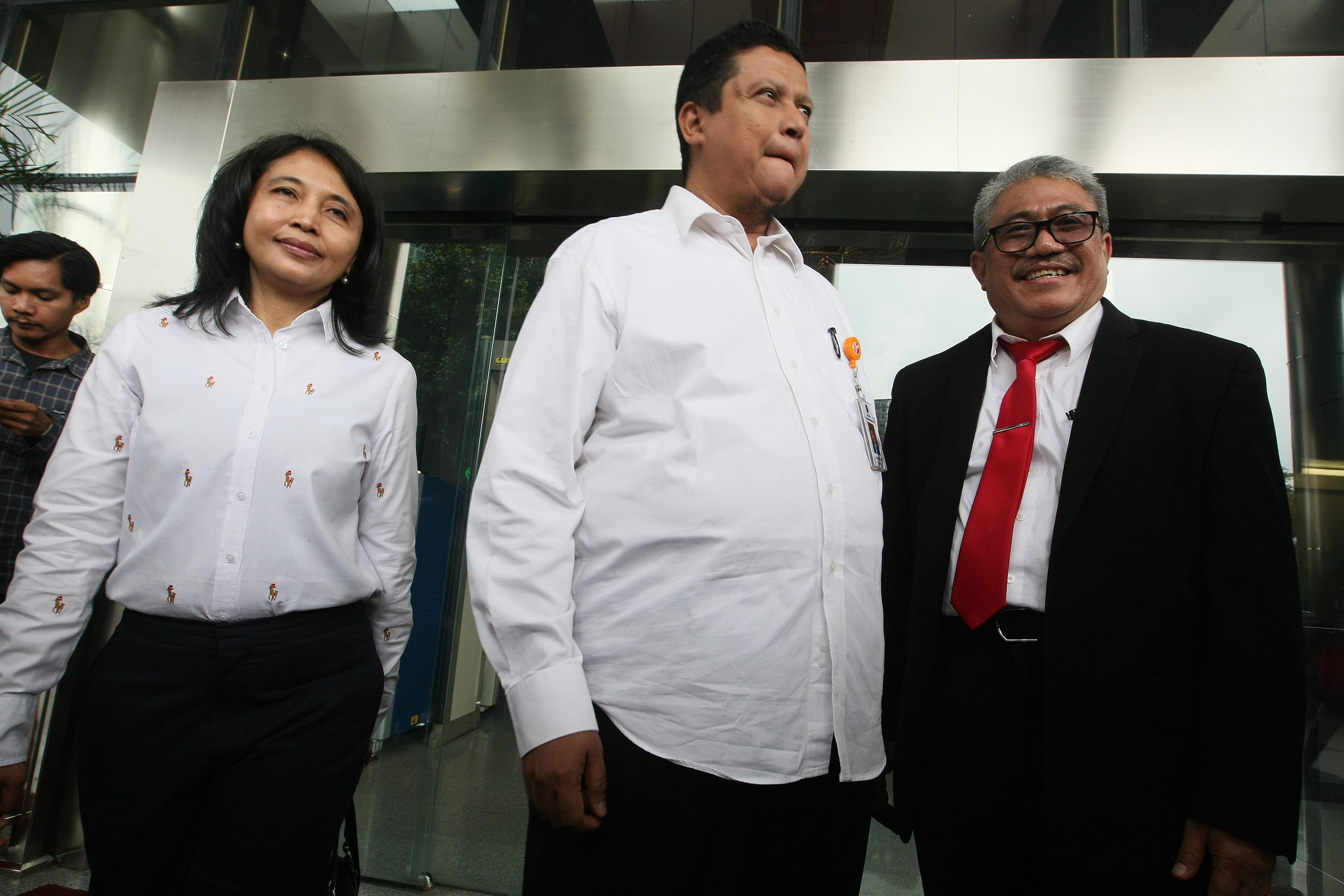 Pelaksana tugas Ketua Dewan Kehormatan Penyelenggara Pemilu (DKPP) Muhammad (tengah) didampingi pimpinan DKPP Ida Budiati dan Teguh Prasetyo