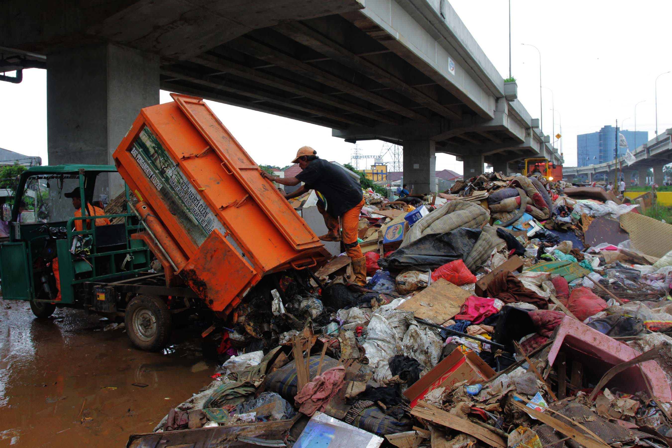 Dinas LH DKI Akui Ada Penumpukan Sampah Pascabanjir